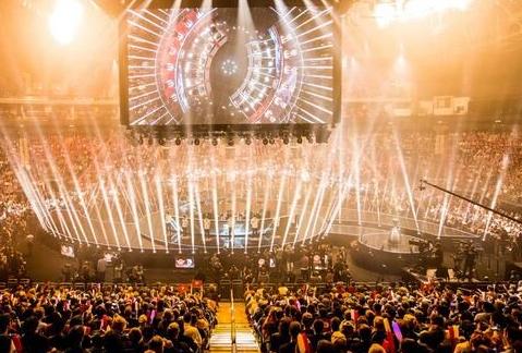 她在接受采 她在接受采